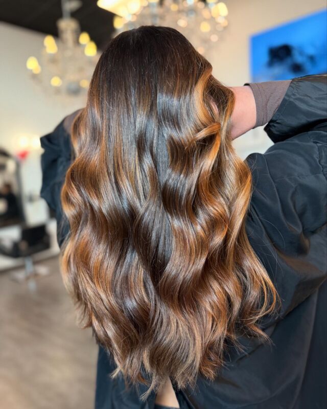 ✨ Avant / Après : Découvrez l’effet magique de notre balayage naturel ! ✨

🔹 Avant : Une chevelure en quête d’éclat et de vitalité.
🔹 Après : Une fibre régénérée, des couleurs ravivées, et un éclat sublime qui illumine chaque mèche.

Avec notre technique experte et nos soins, chaque nuance raconte une nouvelle histoire. 🦋
________________
#BalayageNaturel #AvantAprès #CheveuxSublimes #SalonLAdresseB #MontpellierStyle