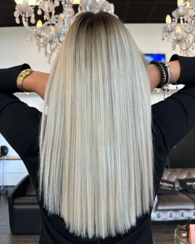 ✨L’ombré froid comment l’entretenir?✨ 
Il est difficile d’entretenir son balayage pour qu’il reste lumineux comme on l’aime, mais avec nos conseils ça sera d’une simplicité!
1️⃣ Utilisez une routine réparatrice car le blond sensibilise les cheveux, il a donc besoin de nutrition #nashi #balmainhair 
2️⃣ Utilisez un protecteur d’UV à mettre avant d’aller au soleil
3️⃣ Utilisez un protecteur thermique avant le séchage et avant le fer à lisser/bouclé 
4️⃣ Ne dormez jamais les cheveux mouillés et privilégié une taie d’oreiller en soie
5️⃣ Utilisez un shampooing violet #mounir 
6️⃣ Venez faire des patines tous les 2/3 mois et profitez-en pour faire un soin olaplex vos cheveux vous remercierons😉 #olaplex 

#montpelllier #balayage #balayagehighlights #ombre #ombrehair #blondhair #hairstyle #ombrebalayage #coiffurefemme