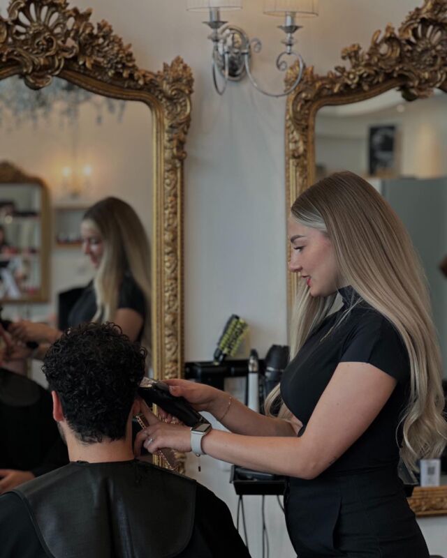 ✨ Nous ne nous arrêtons pas aux coiffures féminines ! ✨

 Découvrez également notre expertise en coupes pour hommes, avec des styles modernes et soignés adaptés à chaque personnalité. 💇‍♂️💈

 #coiffureinspiration #montpellier #coiffeurmontpellier #montpelliernow #coiffeur #coiffure #hommes #degradeamericain #degradeablanc #coiffurehomme