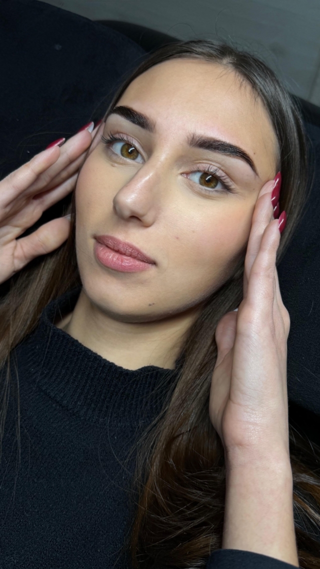 AIRBRUSH 🪄

La teinture de sourcils à l’airbrush offre un résultat ultra-naturel, uniforme et tout en légèreté. Grâce à son application douce et précise, la couleur épouse parfaitement la forme du sourcil pour un regard structuré et impeccable. Une technique moderne, rapide et durable, idéale pour sublimer instantanément votre ligne de sourcils.

#montpellier #salondebeaute #esthétique #coiffeurmontpellier #ladresseb #montpelliernow #airbrush