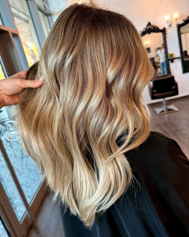 🌟 Une chevelure éclatante, transformée par nos soins experts.
Chaque mèche raconte une histoire, chaque nuance illumine votre style ✨ 

_________
#blondevibes #expertcapillaire #éclatetbrillance #montpellier #coiffuremontpellier #salondecoiffuremontpellier