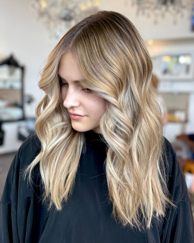 Découvrez la magie de notre soin capillaire professionnel 💇‍♀️ Grâce à notre expertise, cette chevelure blonde rayonne d’un éclat inédit. ✨ Résultat : des cheveux renforcés, soyeux et sublimés en profondeur. 

____________
#adresseb #soincheveux #soincapillaire #jaimemescheveux #saloncoiffuremontpellier