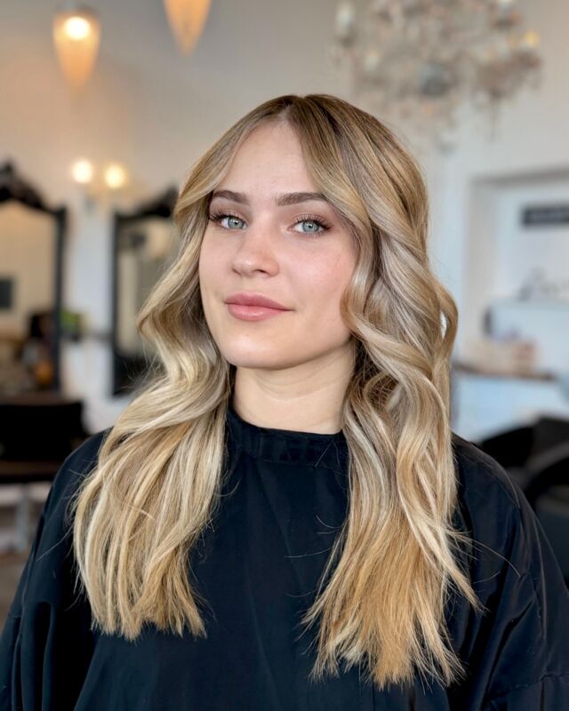 Une cliente rayonnante, une transformation captivante. 💛 Le blond n’est pas juste une couleur, c’est une affirmation de soi. Envie de révéler tout votre potentiel capillaire ? Réservez votre rendez-vous dès aujourd’hui. 🌟