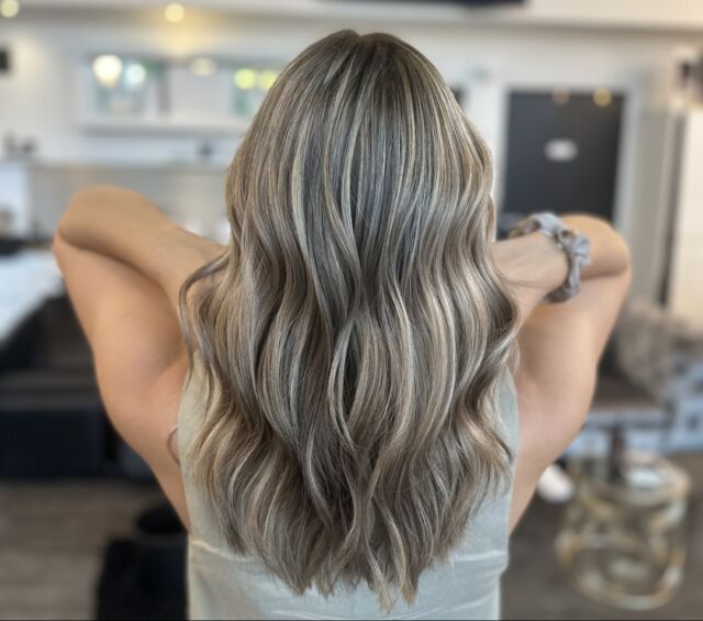 Chaque nuance révèle un nouveau chapitre de style et de personnalité. ✨

Plongez dans cette transformation éclatante !

#CheveuxÉclaircis #salondecoiffure  #Style #hairtransformation