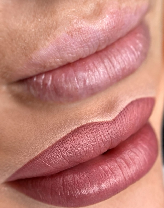 F U L L  L I P S 🫦
Des lèvres redessinées avec finesse, élégance et naturel.

#lips #bouche #fulllips #candylips #pmu