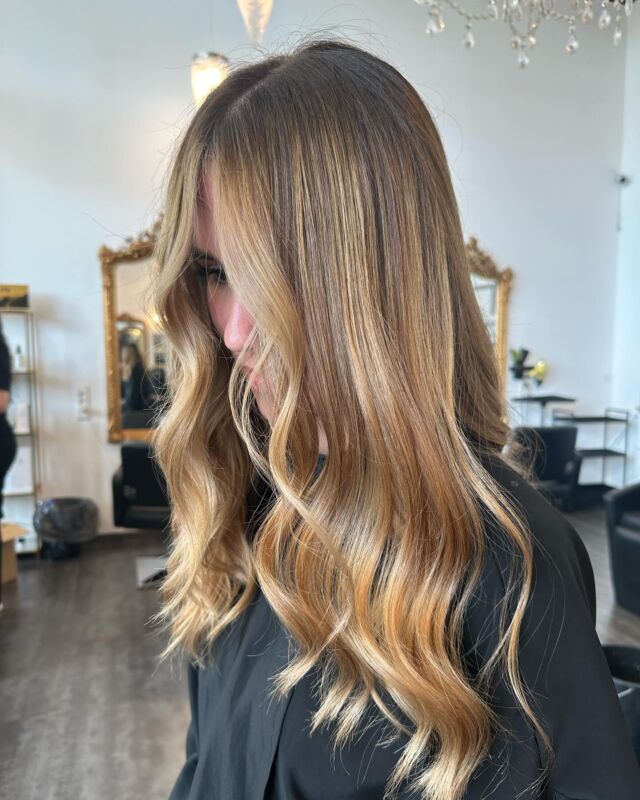 De la lumière, du contraste, et un beau contouring 🌟

Tout est réunis pour apporter de la lumière à cette magnifique chevelure et l’embellie avec légèreté!🪄

#coiffurefemme #hairtransformation #montpellier #montpelliercity #coiffure #balayagemiel #balayagehighlights #tendance #balayagemieldoré